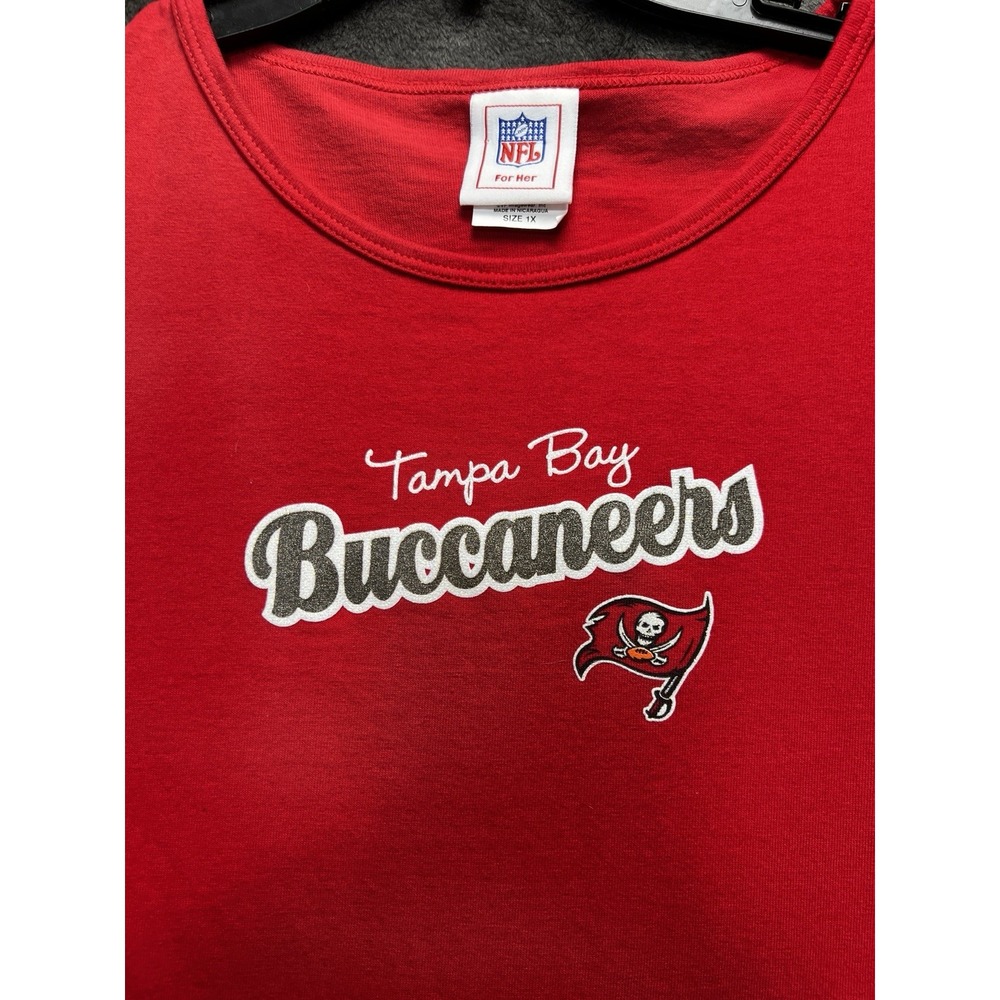 NFL For Her Women's 1X Tampa Bay Buccaneers Red Graphic T-Shirt Bucs - Picture 2 of 7